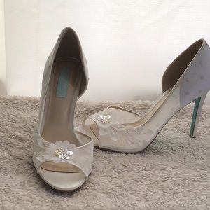 Blue by Betsey Johnson White Peep Toe Heels
